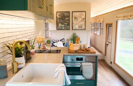 American School Bus Retreat with Hot Tub in Sussex Meadow - Foto 8