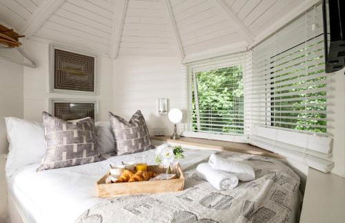 Honeycomb Treehouse in the Heart of Dorset - Photo 10