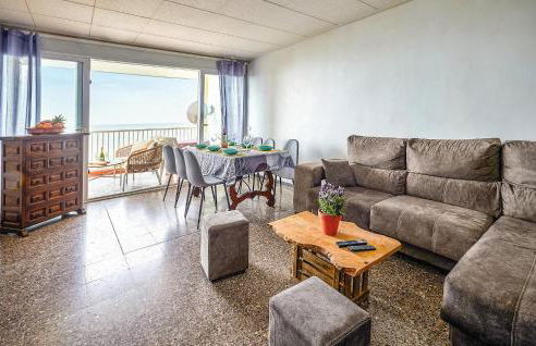 Nice Apartment In Pineda De Mar - Photo 3