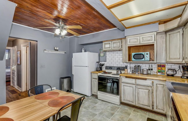 Cute Cozy and Cheerful 3 Bedroom House - Photo 21