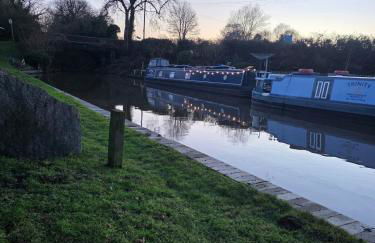 Cosy Canal-side lodge with log burner - Foto 38