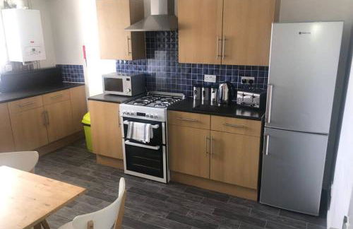 Bee Hive Merthyr Tydfil - Photo 9