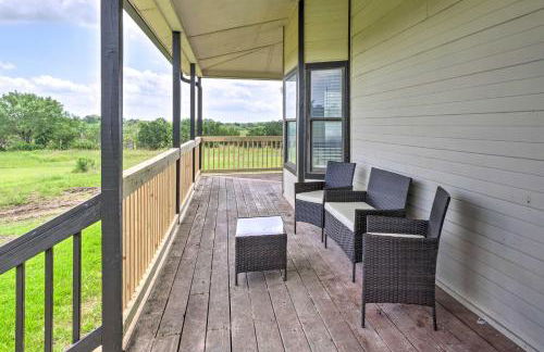 Gingerland Ranch in Del Valle Game Room and Porch - Foto 27
