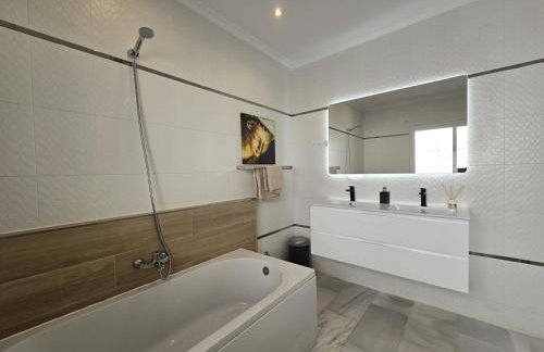 Large Family Villa 500m From Beach with Stunning Views - Photo 23