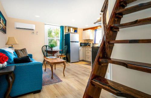 The Carriage House Chic Treetop Loft and Hot Tub - Foto 21