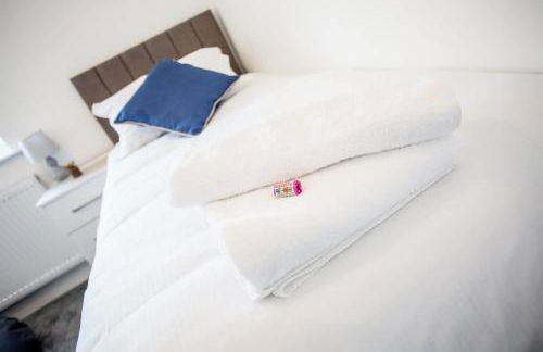 Halford House 3 Bed Town Centre Home from Home with Parking for 2 cars Prime Location Tamworth - Photo 22