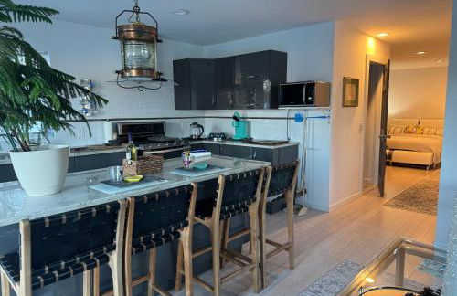 One bedroom with modern kitchen, balcony with water view - Foto 15