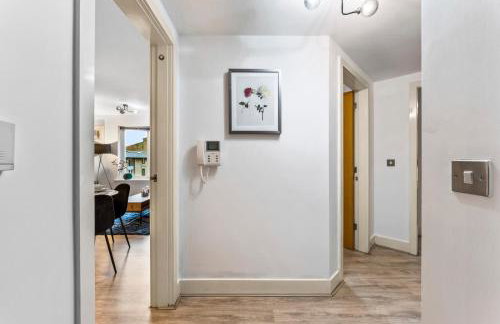 30 percent off! Stylish 2 Bed 2 Bath Abode with Parking - Foto 26