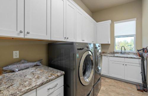 Luxury Resort Family Home Professionally Furnished Ultra Comfortable beds Epic Mario Game Room Themed Bedrooms Heated Pool and Spa Outdoor Grill Golf Course View - Foto 63