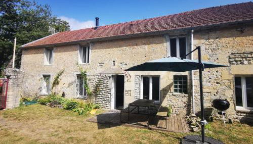 Maison renovee en pierres séjour spacieux avec jardin et terrasse aménagée près Omaha beach & Bayeux à 5mn de la mer tous commerces - Foto 2