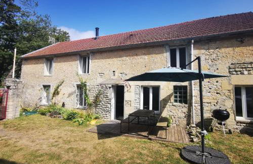 Maison renovee en pierres séjour spacieux avec jardin et terrasse aménagée près Omaha beach & Bayeux à 5mn de la mer tous commerces - Foto 2