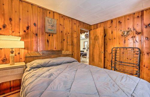 Remote Michigan Retreat on 10 Acres with Grill! - Foto 13