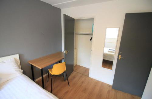 H21 -3 bed Close to Town Drive Parking 2 toilets Contractor Digs - Photo 8