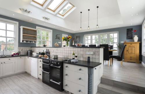 Broad Meadows Farmhouse 12 Guests - Photo 12