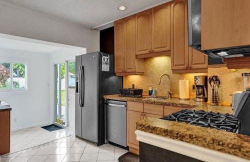 3 min. walk to Wilton Drive, pool and huge yard - Photo 26