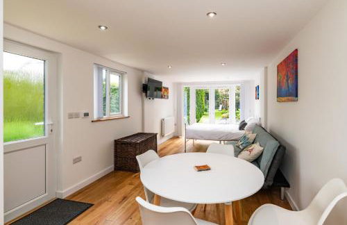 Patio lodge with forest access close to beaches - Foto 5