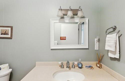 Steps to Crystal Lake! Group Getaway with Hot Tub - Foto 26