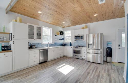 Sunny Waveland Home Rental with Pool Walk to Beach! - Foto 7