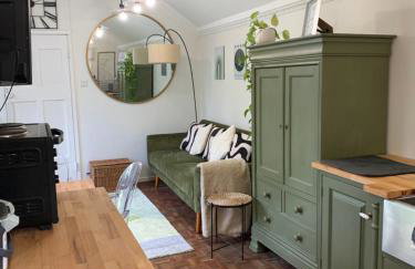 1 mile from Harry Potter Tour Self Contained Flat One bedroom plus new sofa bed in lounge - Foto 4