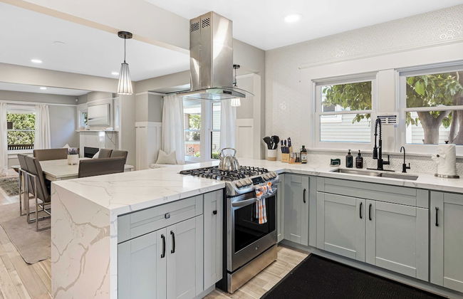 Luxe Backyard Oasis w/ Hot Tub Chic Design South Park Sanctuary - Foto 13