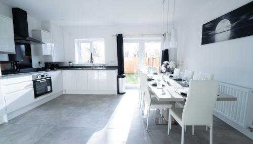 Entire Modern Home with Private Parking for 6/8 Persons - Foto 3