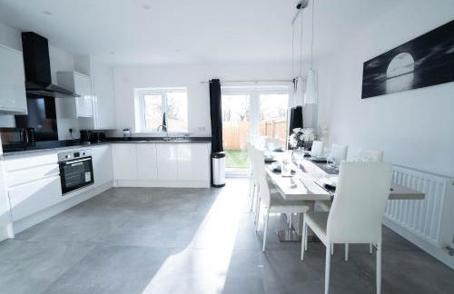 Entire Modern Home with Private Parking for 6/8 Persons - Photo 3