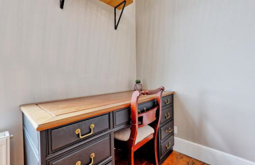 Spacious 4-Bedroom Home Near Station Seafront - Pass the Keys - Foto 35