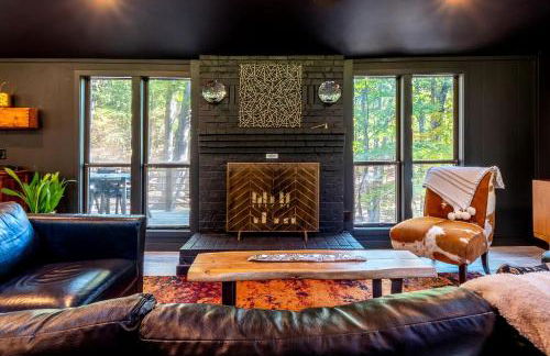 Modern Forest Cabin with Hot Tub, Screened Porch & Resort Access Near Hedgesville, WV - Foto 11
