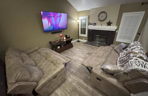 Riverside Views & Pool Retreat - Foto 25