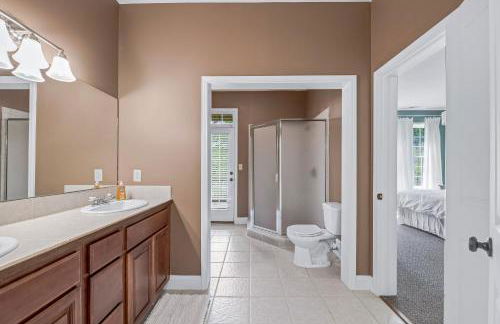 Stunning Modern Retreat! Year-Round Swim Spa | Hot Tub | Movie Room | Firepit - Foto 29