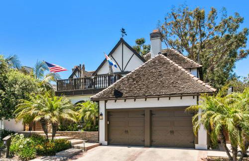 Enchanting French Inspired Chateau with Beach Club! - Foto 1