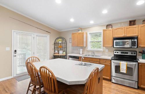 Blue Ridge Bungalow with Hot Tub - Foto 8