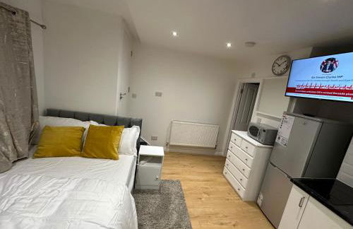 1st Studio Flat With full Private Toilet And Shower With its Own Kitchenette in Keedonwood Road Bromley A Fully Equipped Independent Studio Flat - Photo 48