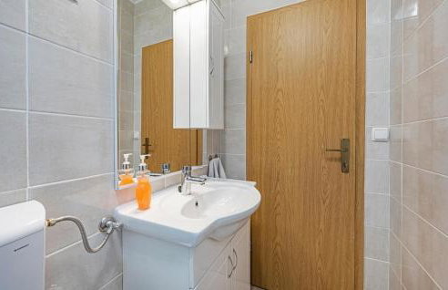 3 Bedroom Lovely Apartment In Sibenik - Photo 25