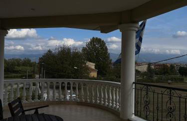 Η Αυλή - Photo 51