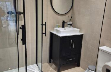 #23 Lux stylish 2 bed 2 bath with balcony NEC n12 - Sleeps 4 - "Perfect for contractors and Families - Free Parking" - Foto 11
