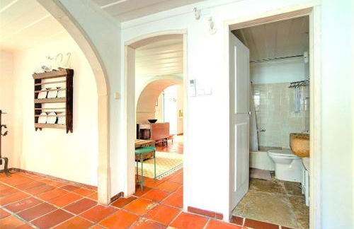 Charming Coastside Villa - Photo 18