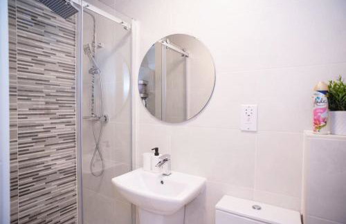 Walnut Luxurious 2-Bedroom with Ensuite - Parking, Netflix, WIFI - Close to Oxford, Bicester & Blenheim Palace - Photo 16