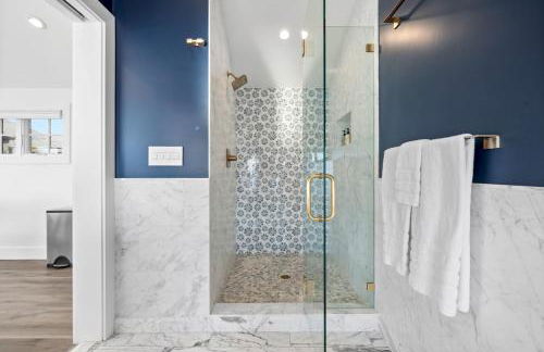 Distinguished Oceanfront Point Estate with Iconic Beach Mountain Vistas - Foto 52