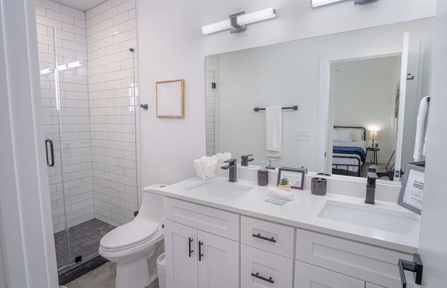 Gorgeous 3 BR 2 BA Near Amazing Downtown - Photo 17