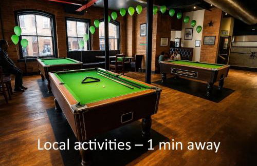 Central Apt With Balcony - Walk to Bars & Stations - Foto 37