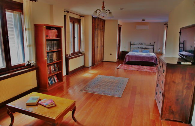 The Mira House - Photo 12