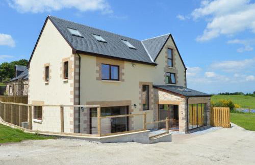 The Farmhouse at Williamscraig Holiday Cottages - Photo 1