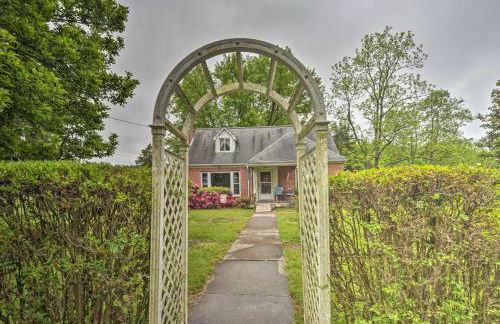 Cozy Family Home with Kayaks, Dock and Fire Pit! - Foto 6