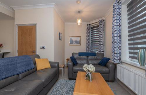 Sleeps 6 4 bedrooms 2 minute walk to the Square Hosted Happy Valley Cast - Photo 19