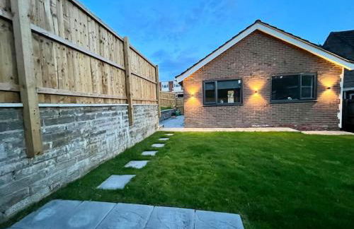 Modern Bungalow - Holiday or Contractors - Driveway Parking - Photo 15