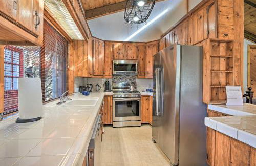 Luxe Escape with Decks, Mtn Views, Game Room! - Foto 8