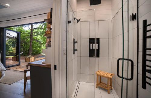 Glamping cabin with private deck and hot tub! - Foto 6