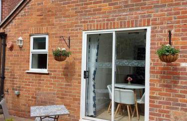 Cheerful, cosy, one bedroom home with patio and parking - Photo 12