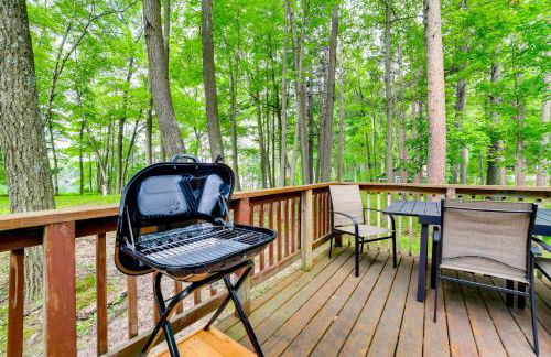 Rustic Michigan Lakeside Cabin with Private Dock! - Foto 2